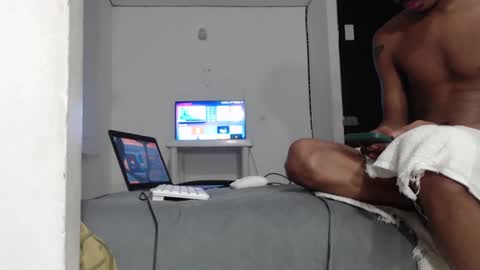 Snapshot of bastian_00 chatting on October 19, 6:49 am I am Sebastianxx online show from October 19, 6:49 am