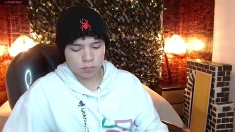 Snapshot of benjamintwink1 chatting on December 18, 7:30 pm BENJAMIN online show from December 18, 7:30 pm