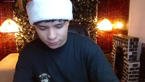Snapshot of benjamintwink1 chatting on December 10, 7:32 pm BENJAMIN online show from December 10, 7:32 pm