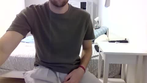 Snapshot of biggbaguette1 chatting on October 2, 1:48 pm biggbaguette1 online show from October 2, 1:48 pm