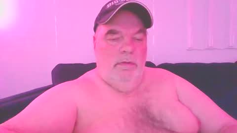 Snapshot of bigstuffbear chatting on January 7, 1:21 pm bigstuffbear online show from January 7, 1:21 pm