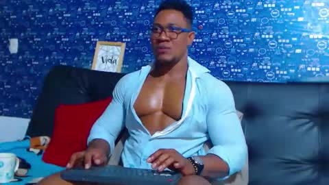 Snapshot of black_seus85 chatting on October 22, 3:27 pm duglas online show from October 22, 3:27 pm
