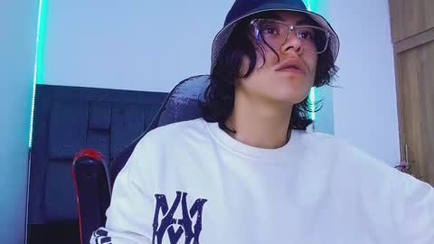 Snapshot of blade_sensual chatting on October 19, 9:56 am blade_sensual online show from October 19, 9:56 am