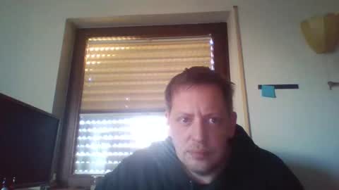 Snapshot of blonde32m chatting on March 9, 7:01 am blonde32m online show from March 9, 7:01 am