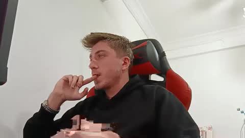 Snapshot of blondebat chatting on February 6, 4:47 pm blondebat online show from February 6, 4:47 pm