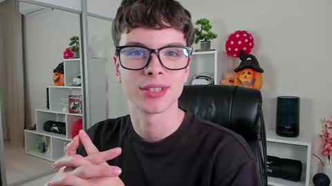 Hey I am Calvin  online show from March 11, 7:14 pm