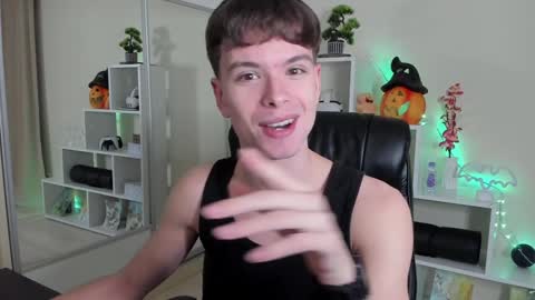 Hey I am Calvin  online show from January 11, 7:05 pm