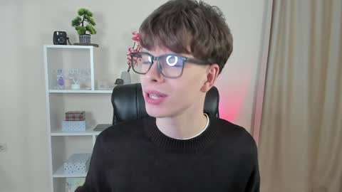 Hey I am Calvin  online show from December 3, 7:11 pm