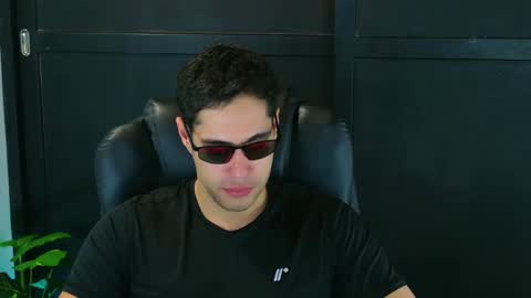 Snapshot of camara110 chatting on February 16, 6:43 pm camara110 online show from February 16, 6:43 pm