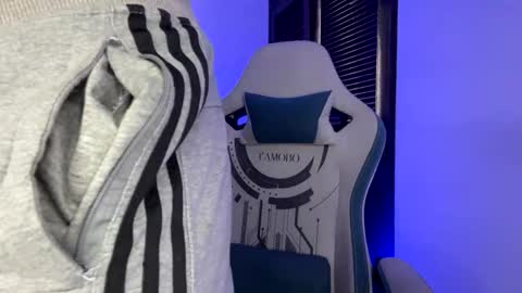 Snapshot of camilo_contre21 chatting on February 3, 8:24 pm camilo_contre21 online show from February 3, 8:24 pm