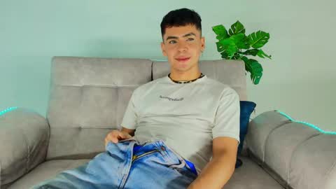 Snapshot of camilo_xcam chatting on October 8, 2:27 am CAMILO online show from October 8, 2:27 am
