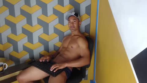 carl_jhonson1 online show from December 11, 6:59 am