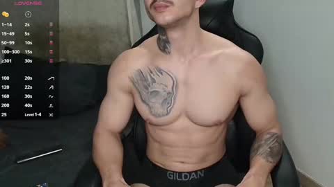 Snapshot of colombianmuscle8 chatting on December 29, 1:45 am colombianmuscle8 online show from December 29, 1:45 am