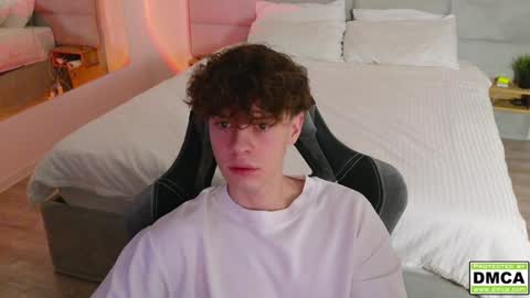 Snapshot of cute_thomas chatting on December 16, 12:15 am Thomas - online show from December 16, 12:15 am
