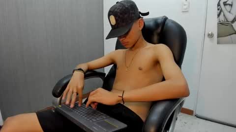 Snapshot of daddy_darcks chatting on September 9, 8:52 pm daddy_darcks online show from September 9, 8:52 pm
