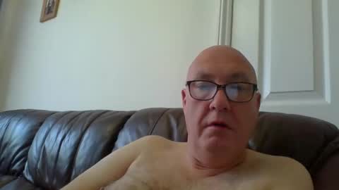 Snapshot of daddyhere4uall6 chatting on October 18, 8:19 am daddyhere4uall6 online show from October 18, 8:19 am