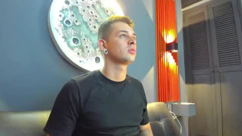 Snapshot of damian__oliver chatting on December 11, 1:18 am Damian Oliver online show from December 11, 1:18 am