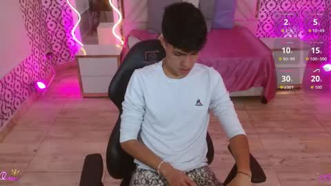 damian_tay online show from May 23, 11:48 am