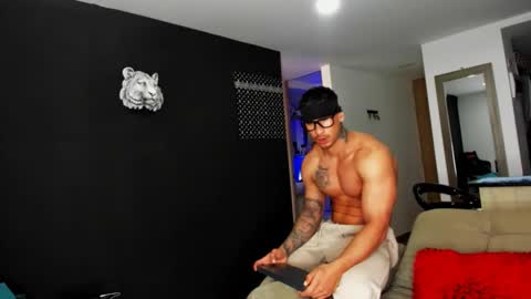 INSTAGRAM  DAMMIANMILLEROFICIAL online show from January 17, 6:22 pm