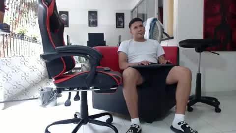 Snapshot of damyan_2003 chatting on December 26, 2:27 pm damyan_2003 online show from December 26, 2:27 pm