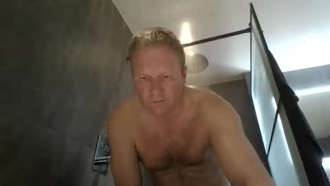 Snapshot of daniel0805 chatting on October 31, 12:19 pm daniel0805 online show from October 31, 12:19 pm