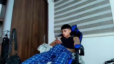Snapshot of dannte_vel chatting on October 18, 5:56 am Maximo online show from October 18, 5:56 am
