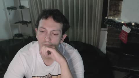 Snapshot of danruiz33 chatting on December 20, 3:36 am Dan online show from December 20, 3:36 am