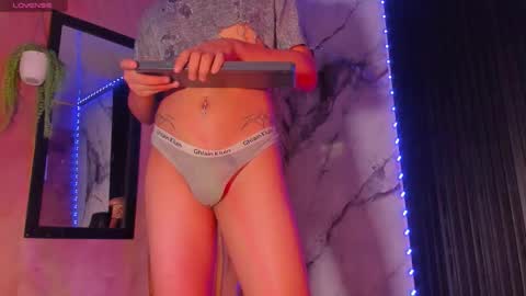 Snapshot of daveel_hot chatting on September 16, 1:01 pm daveel_hot online show from September 16, 1:01 pm