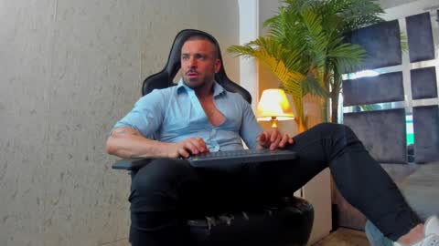 Snapshot of dennis_cox_ chatting on January 4, 12:59 am dennis_cox_ online show from January 4, 12:59 am