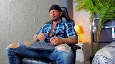 Snapshot of dennis_cox_ chatting on February 5, 1:11 pm dennis_cox_ online show from February 5, 1:11 pm