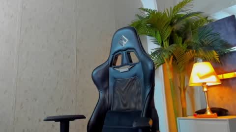 Snapshot of dennis_cox_ chatting on December 17, 4:43 pm dennis_cox_ online show from December 17, 4:43 pm