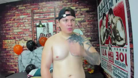 Snapshot of dereck_stonne chatting on October 22, 7:05 pm Dereck online show from October 22, 7:05 pm