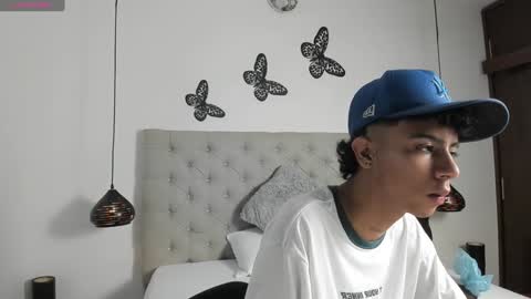 dikey_18 online show from December 5, 8:23 pm