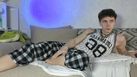 Snapshot of doedeeer chatting on December 21, 1:32 pm Alex online show from December 21, 1:32 pm