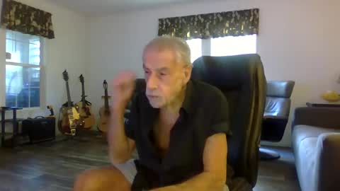 Snapshot of dogluc7 chatting on December 30, 8:15 pm dogluc7 online show from December 30, 8:15 pm