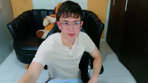 Snapshot of dominic_carminex chatting on October 16, 7:55 pm dominic_carminex online show from October 16, 7:55 pm