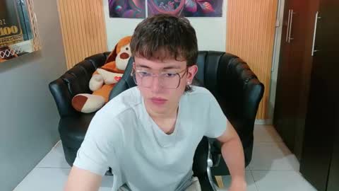 Snapshot of dominic_carminex chatting on October 18, 7:52 pm dominic_carminex online show from October 18, 7:52 pm