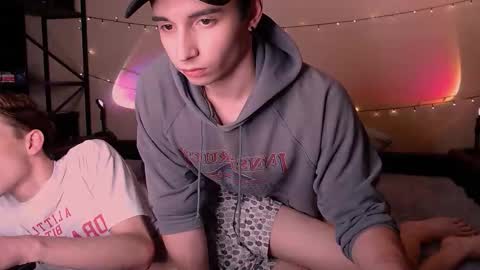 Snapshot of dontknowloool chatting on October 19, 6:33 pm EliotKenny online show from October 19, 6:33 pm
