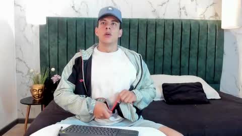 Snapshot of dustin_sonne chatting on February 14, 3:22 am Dustin Sonne online show from February 14, 3:22 am