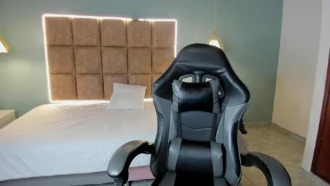 dyla_n18_ online show from June 5, 7:08 pm