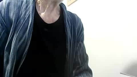 elfyonee online show from December 14, 7:15 am