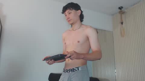 Snapshot of enzo_steel chatting on September 20, 6:46 am enzo_steel online show from September 20, 6:46 am