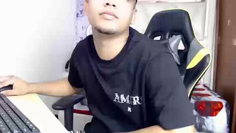 eskayler_ online show from September 13, 5:03 pm