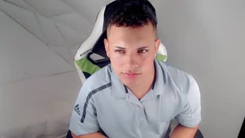 eskayler_ online show from October 7, 9:19 pm