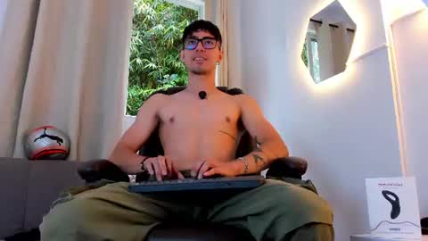 etham_wolf1 online show from July 23, 6:16 pm