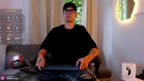 etham_wolf1 online show from July 28, 6:42 pm