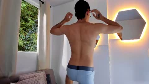 etham_wolf1 online show from July 31, 9:35 pm