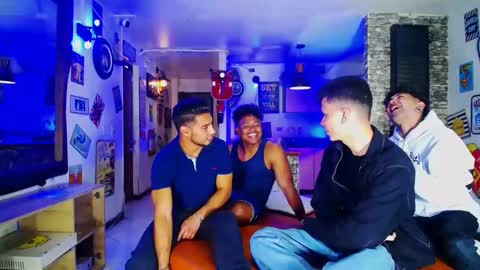 extrangers online show from December 29, 12:12 pm