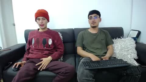 Snapshot of fallgays chatting on December 23, 1:40 am FallGays online show from December 23, 1:40 am