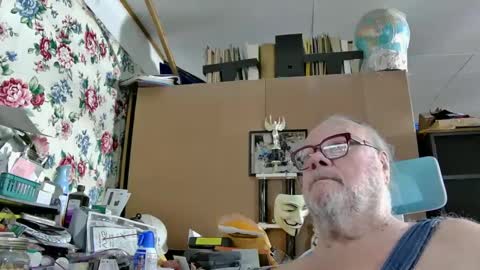 Snapshot of fatfreddythecat chatting on December 4, 6:22 am Fred. online show from December 4, 6:22 am
